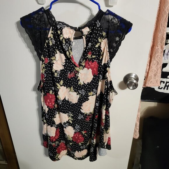 TORRID FLORAL AND LACE SHORT SLEEVE TOP SZ 3 - Picture 2 of 6